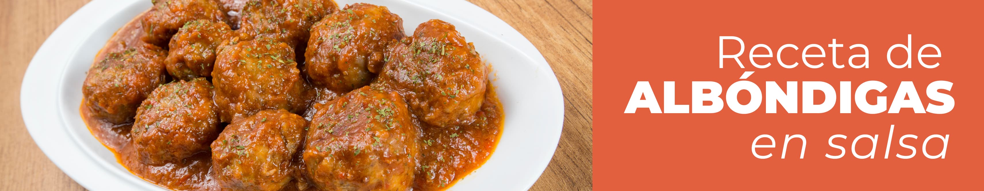 Plato hondo con albóndigas en salsa caseras terminadas y humeantes, listas para comer.