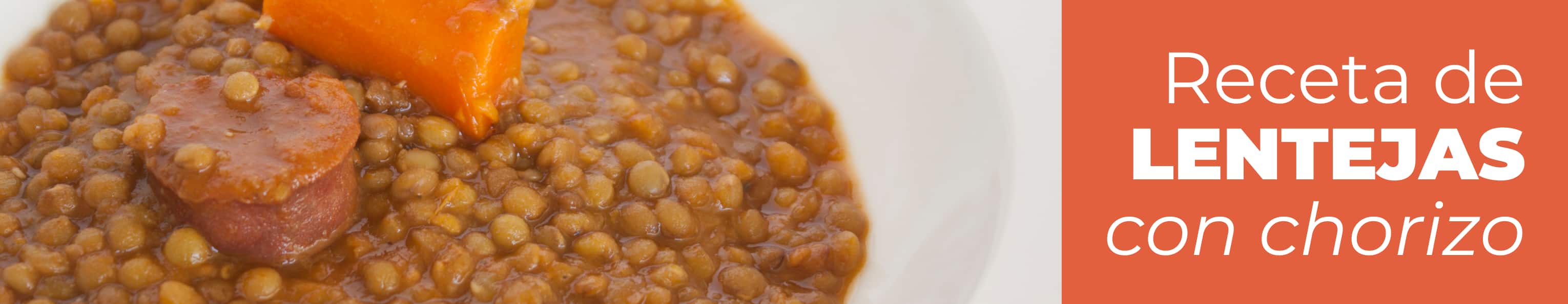 Pplato de lentejas con chorizo y verduras servido en un plato hondo