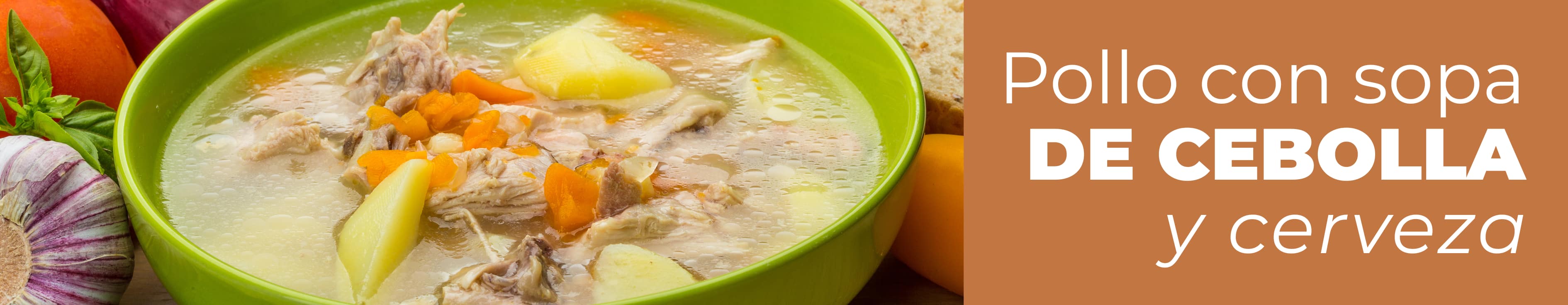 Pollo guisado con sopa de cebolla casera y cerveza servido sobre un plato hondo