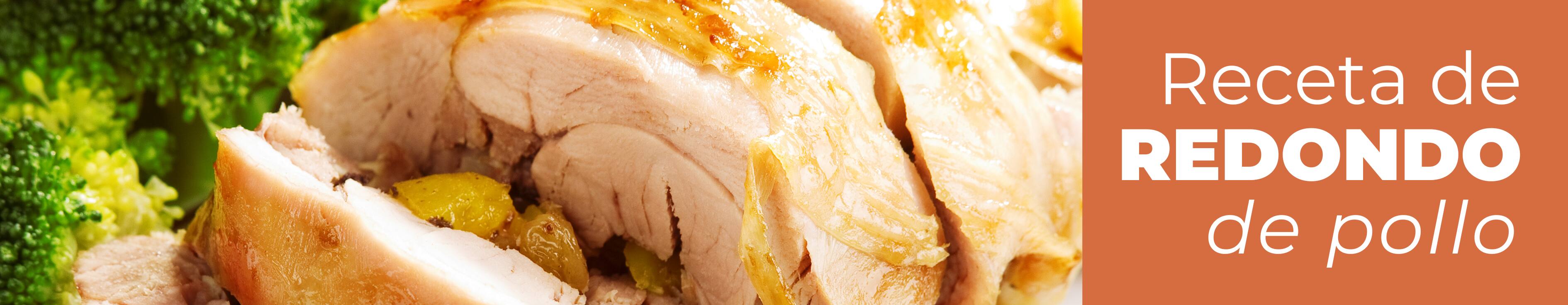 Redondo de pollo relleno horneado y troceado en rodajas servido con guarnicion de verduras en un plato