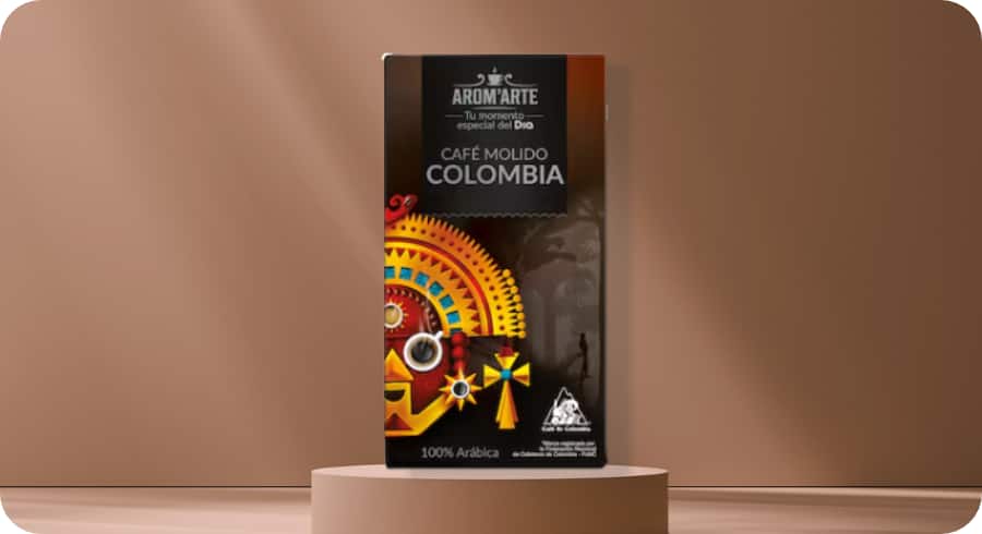 Paquete de Café Molido Colombia 100% Arábica Arom'arte de Dia con diseño tradicional sobre podio, café tueste natural suave de origen colombiano.