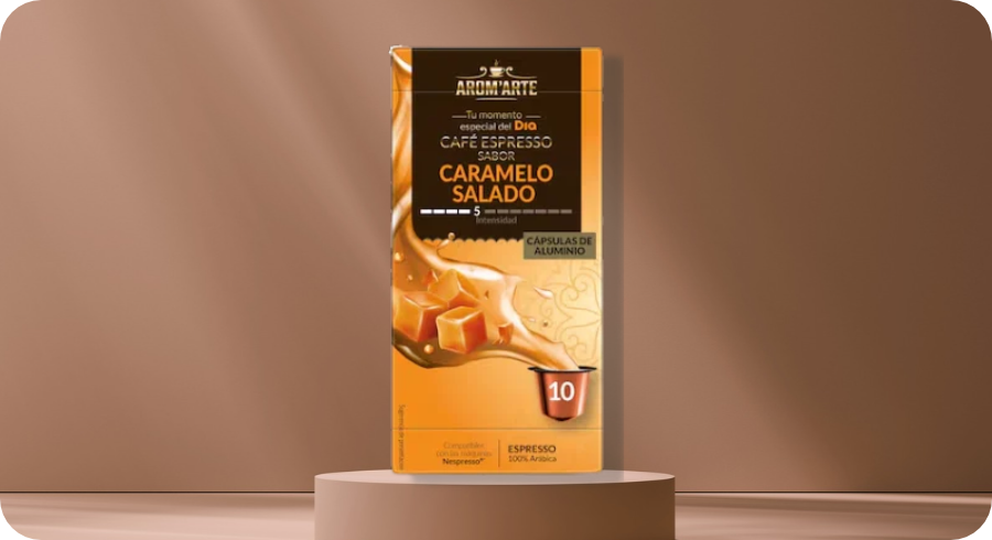 Un café espresso gourmet compatible con máquinas Nespresso®. Caja de cápsulas de aluminio de Café Espresso Sabor Caramelo Salado Arom'arte de Dia sobre podio, café 100% arábica intensidad 5 compatible con Nespresso.