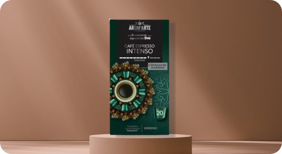 Caja verde de cápsulas de aluminio Café Espresso Intenso Arom'arte de Dia intensidad 9 sobre podio, café de tueste profundo compatible con Nespresso.
